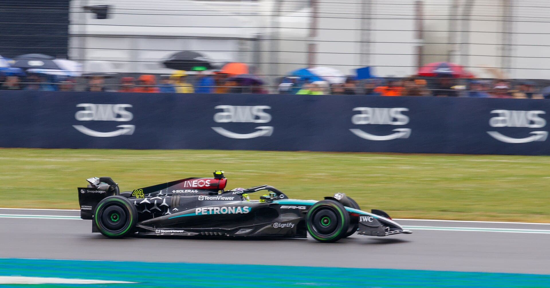 Lewis Hamilton con el Mercedes en el Gran Premio de Gran Bretaña de 2024, su novena victoria en Silverstone