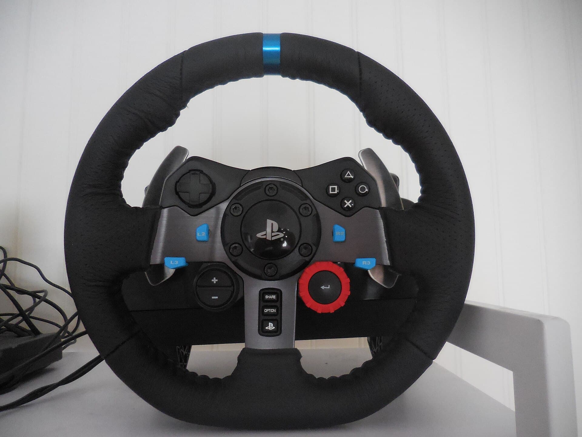 Logitech G29 wheel with its buttons and leather rim