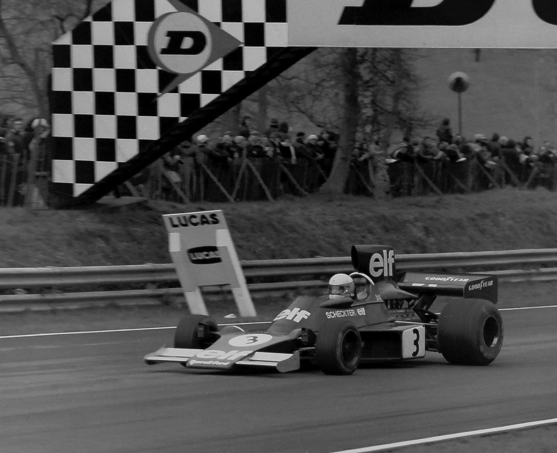 Jody Scheckter con el Tyrrell 007 en Brands Hatch en 1975, el año en que ganó en Kyalami