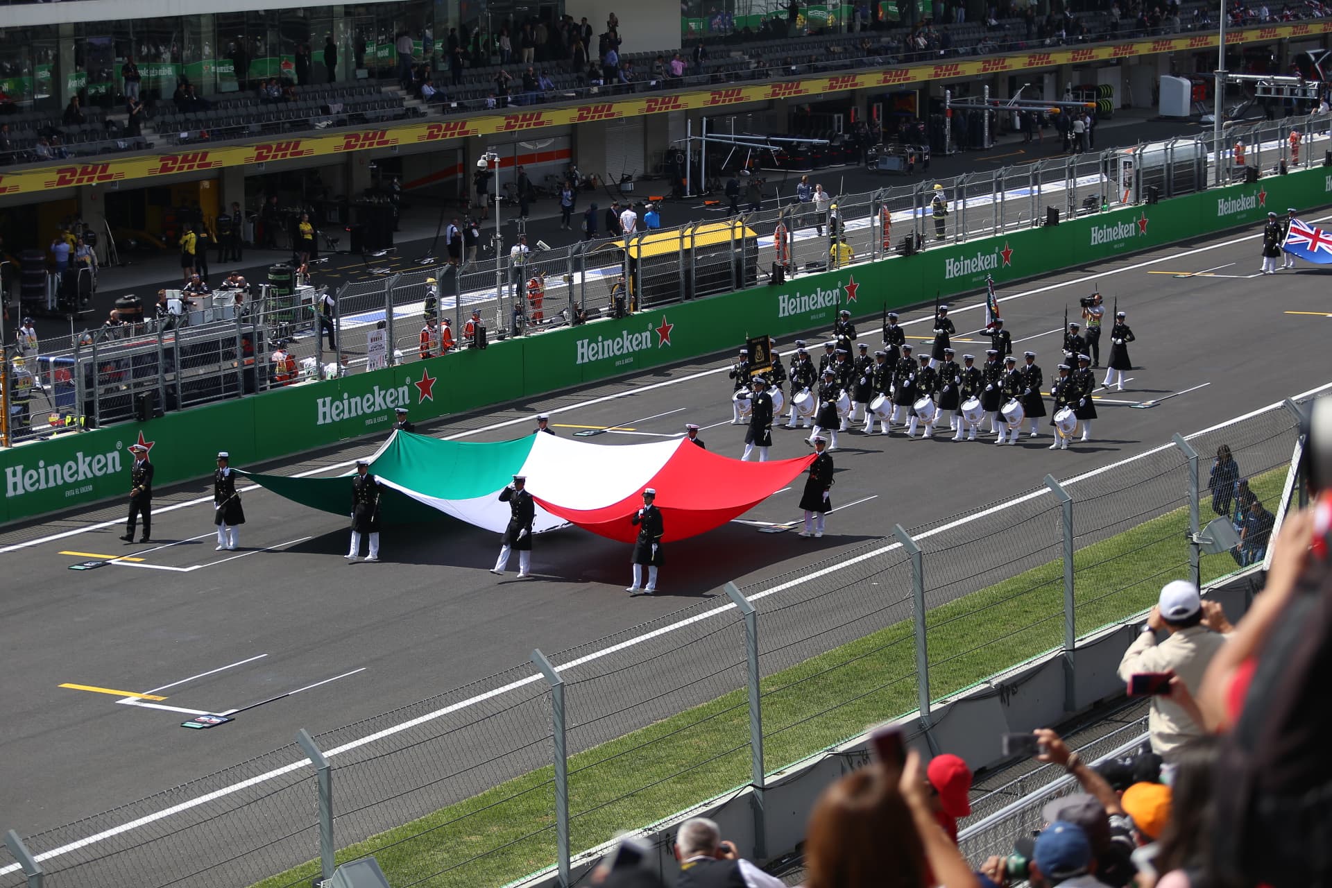 La bandera de México desplegada en la parrilla del Autódromo Hermanos Rodríguez antes de la salida del Gran Premio de 2016