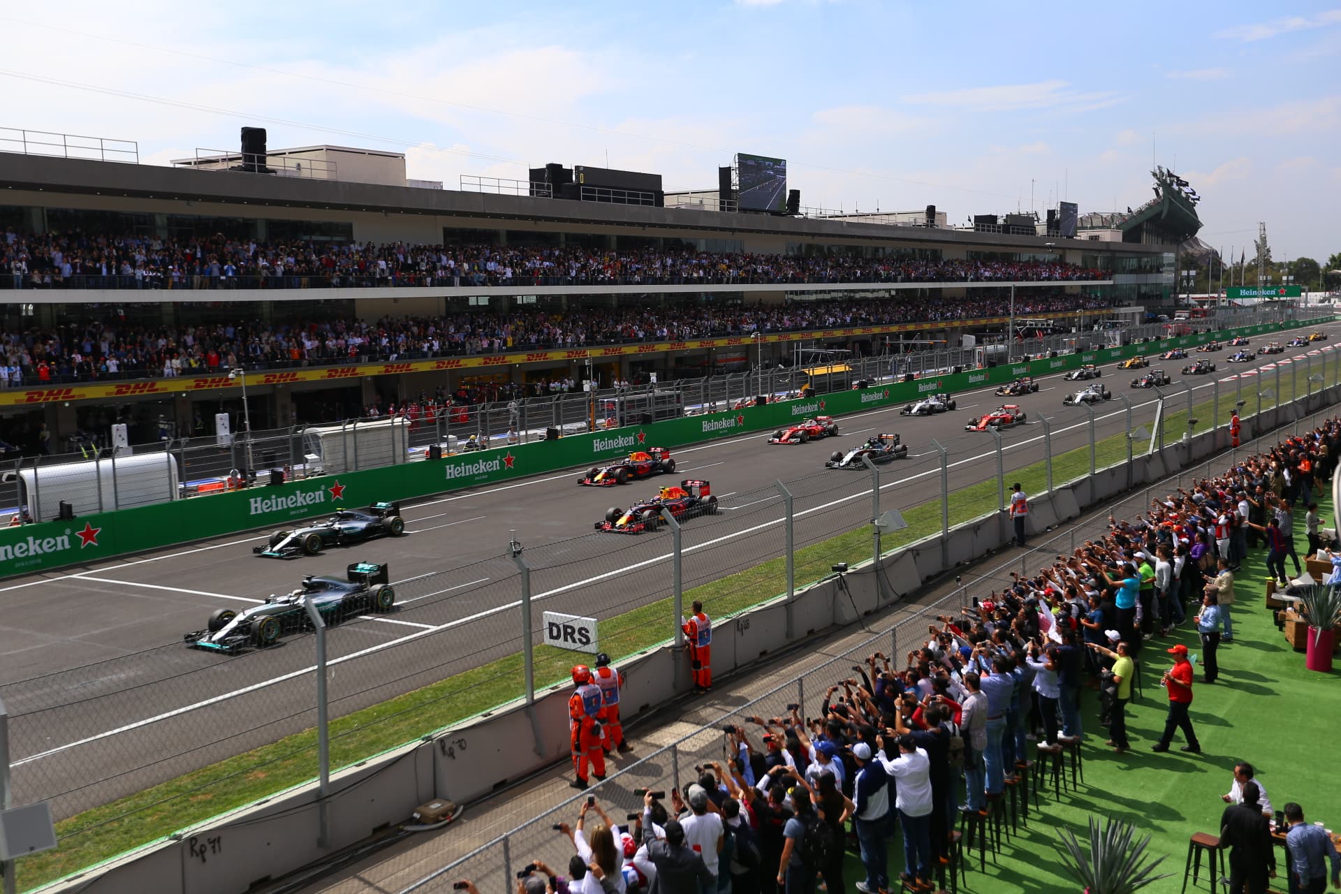 Salida del Gran Premio de México 2016: los coches lanzados por la recta principal del Autódromo Hermanos Rodríguez hacia la primera curva