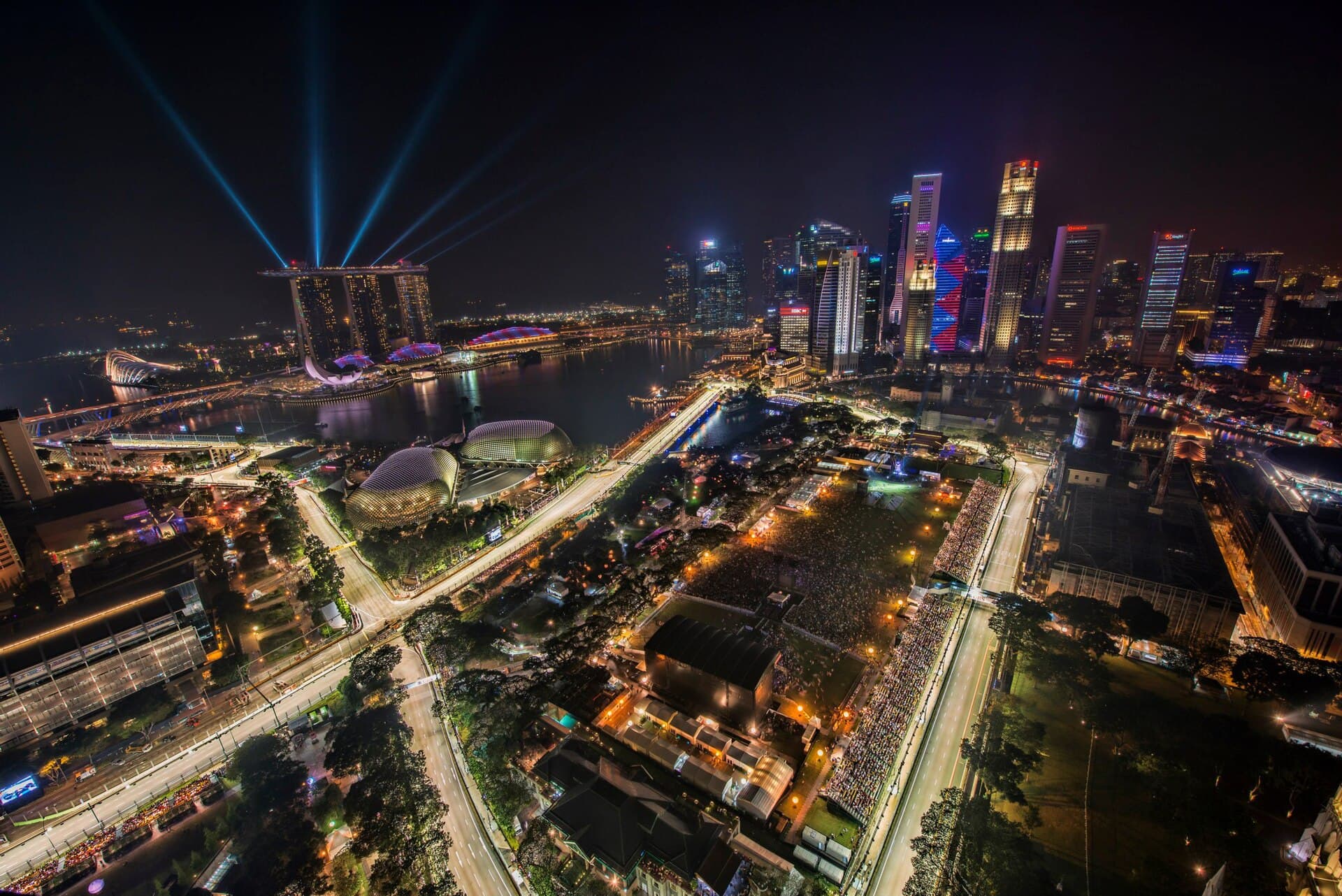 El circuito de Marina Bay de noche, con los rascacielos de Singapur detrás